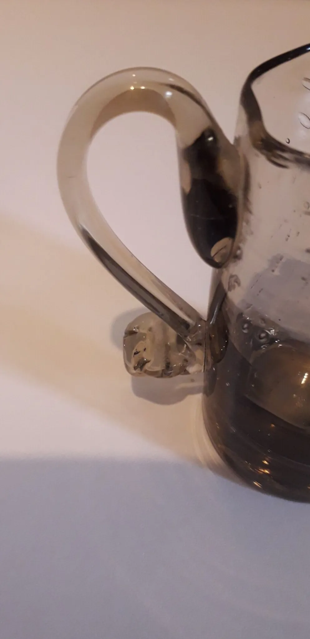 Pichet miniature en verre bullé soufflé couleur fumé