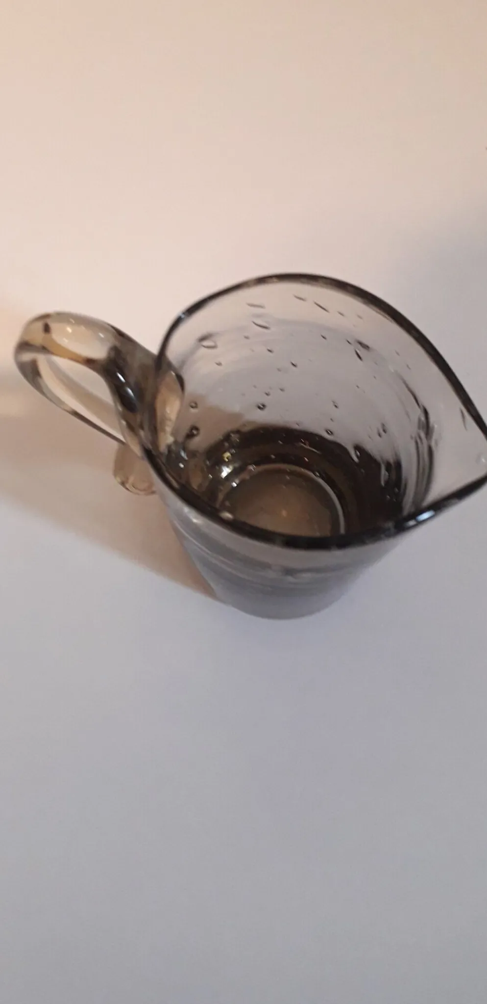 Pichet miniature en verre bullé soufflé couleur fumé