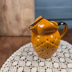 Pichet Mireille vintage en céramique jaune – Décor capitonné façon ananas années 70