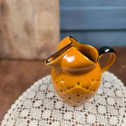 Pichet Mireille vintage en céramique jaune – Décor capitonné façon ananas années 70