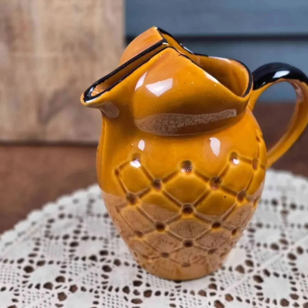 Pichet Mireille vintage en céramique jaune – Décor capitonné façon ananas années 70
