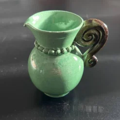 Pichet perlé Art Déco céladon