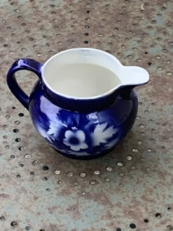Pichet pot a lait a motif de pivoines bleues et or, made in england,