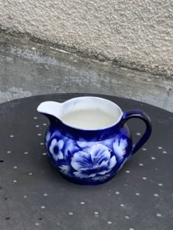 Pichet pot a lait a motif de pivoines bleues et or, made in england,