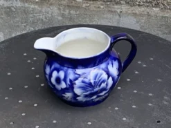 Pichet pot a lait a motif de pivoines bleues et or, made in england,