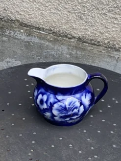 Pichet pot a lait a motif de pivoines bleues et or, made in england,