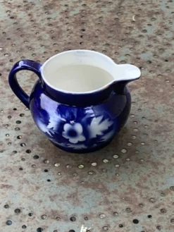 Pichet pot a lait a motif de pivoines bleues et or, made in england,