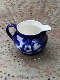 Pichet pot a lait a motif de pivoines bleues et or, made in england,