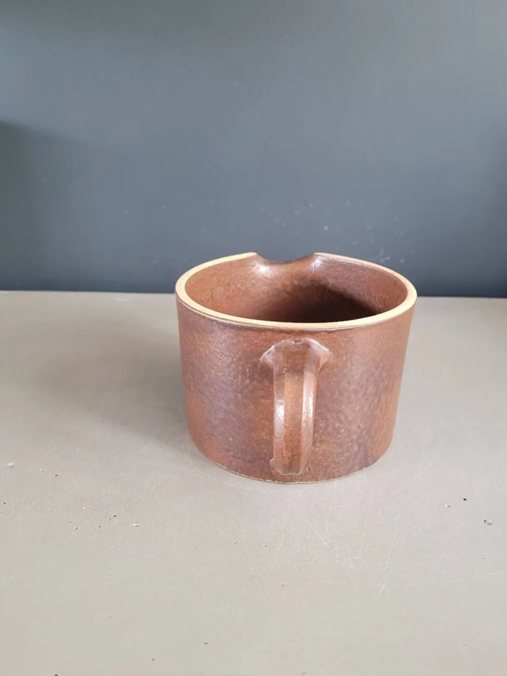 Pichet - pot à crème- en faience émaillée marron