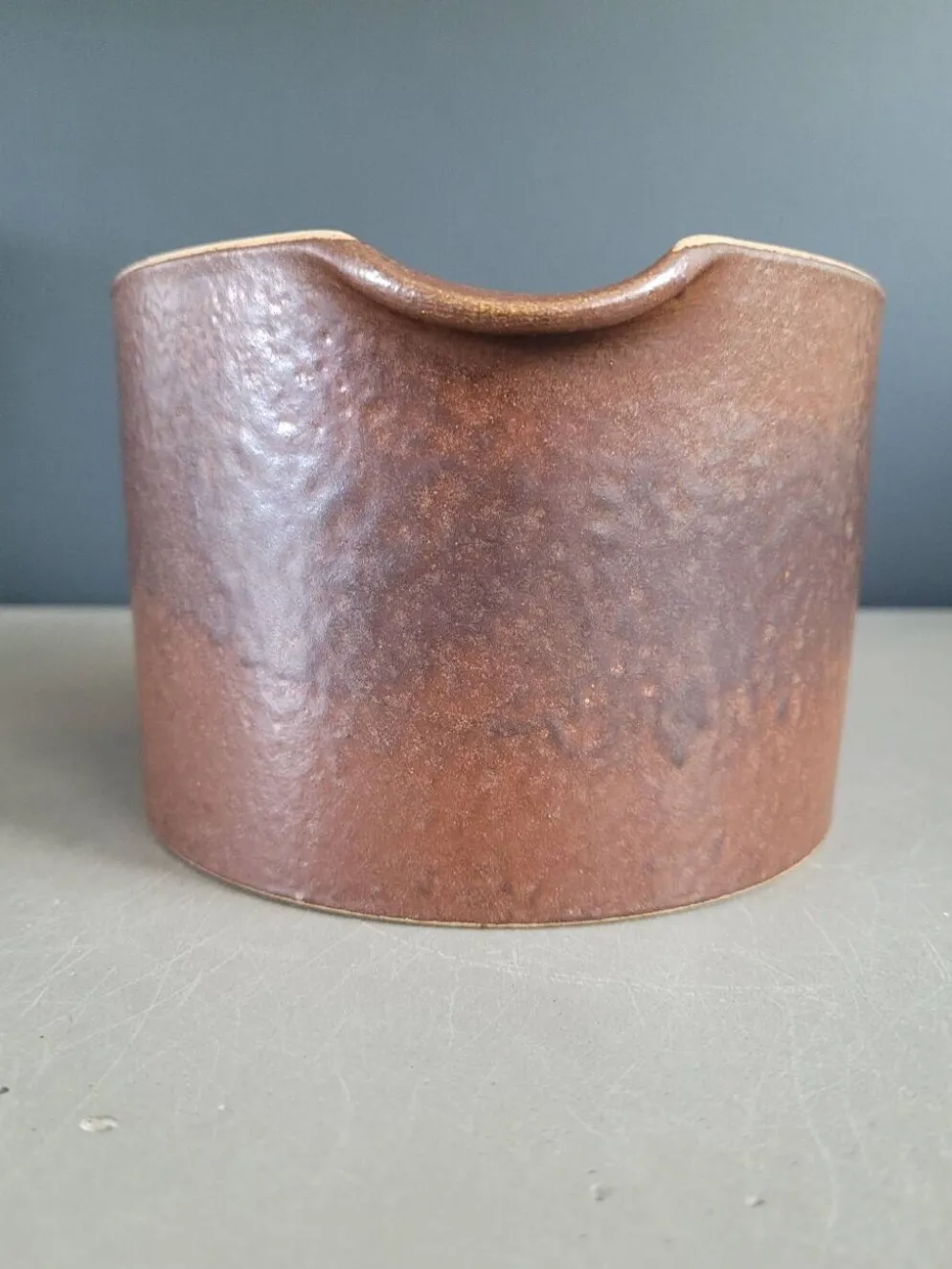 Pichet - pot à crème- en faience émaillée marron