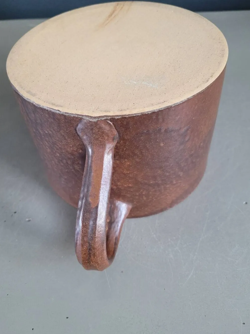 Pichet - pot à crème- en faience émaillée marron