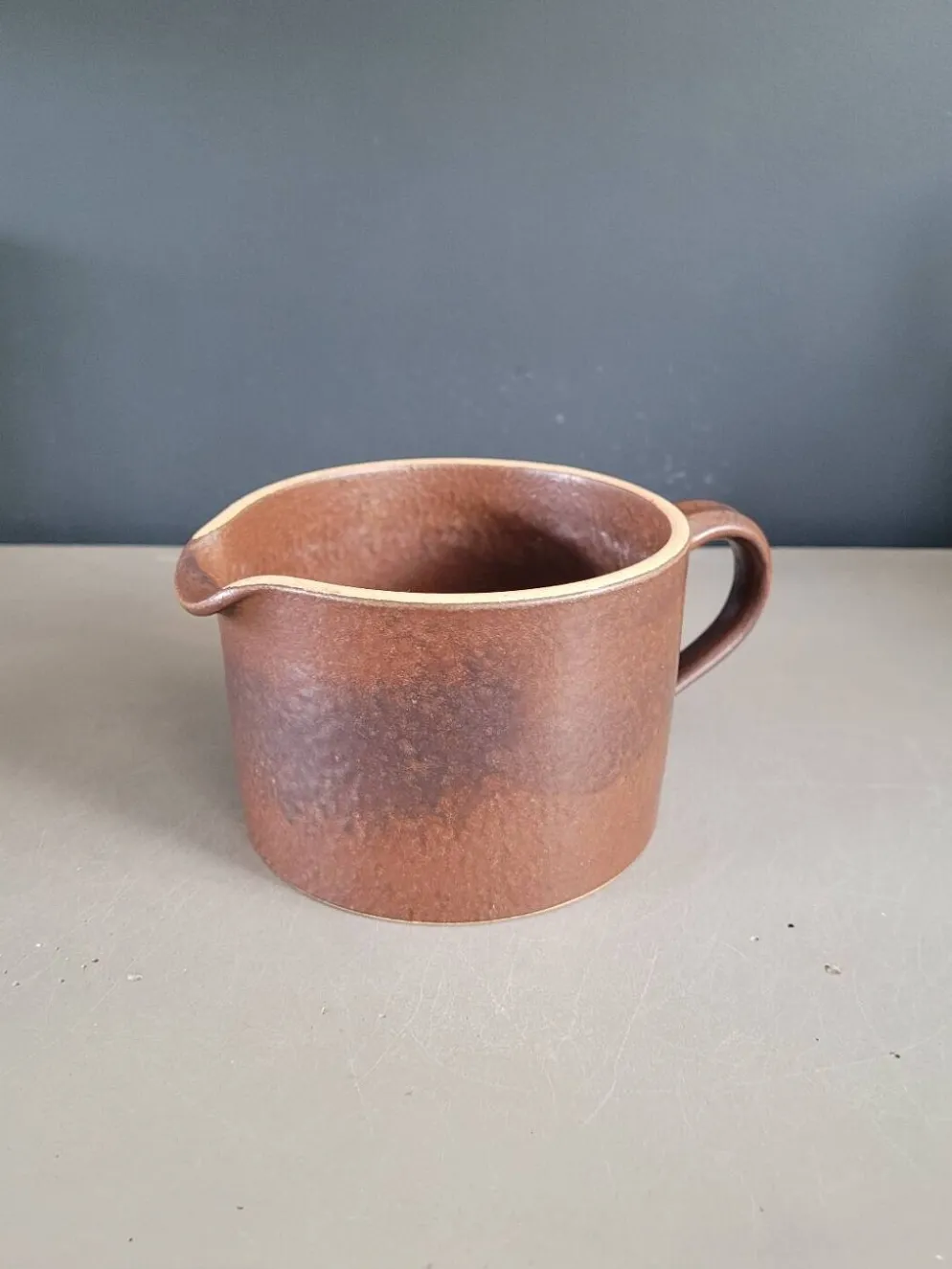 Pichet - pot à crème- en faience émaillée marron