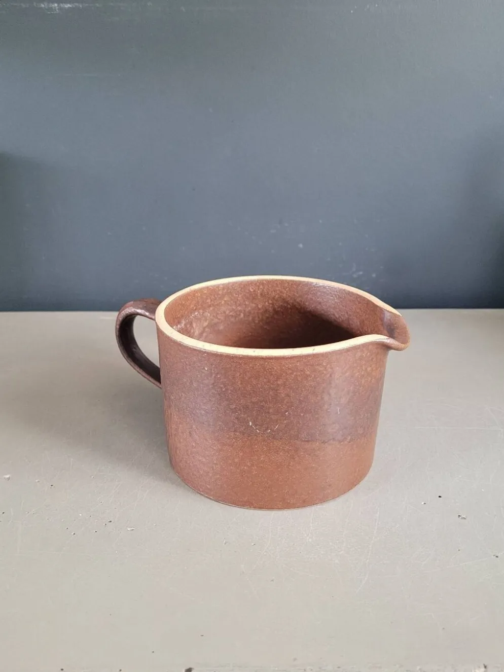 Pichet - pot à crème- en faience émaillée marron
