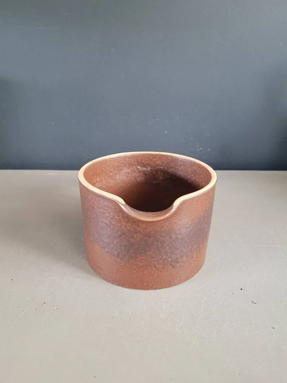 Pichet - pot à crème- en faience émaillée marron