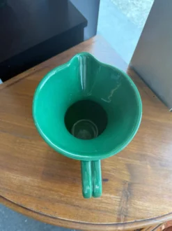 Pichet, pot à eau en faïence émaillée verte – HB Quimper, période art déco