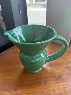 Pichet, pot à eau en faïence émaillée verte – HB Quimper, période art déco