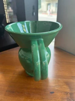 Pichet, pot à eau en faïence émaillée verte – HB Quimper, période art déco