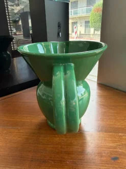 Pichet, pot à eau en faïence émaillée verte – HB Quimper, période art déco