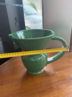 Pichet, pot à eau en faïence émaillée verte – HB Quimper, période art déco
