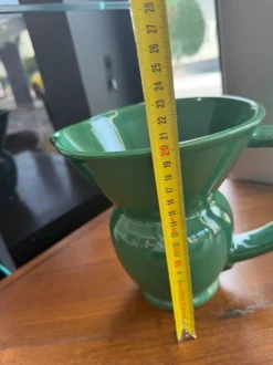 Pichet, pot à eau en faïence émaillée verte – HB Quimper, période art déco