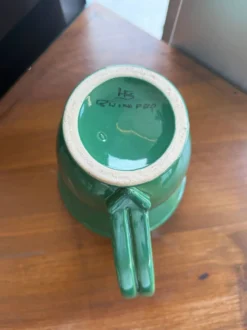 Pichet, pot à eau en faïence émaillée verte – HB Quimper, période art déco
