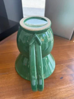 Pichet, pot à eau en faïence émaillée verte – HB Quimper, période art déco