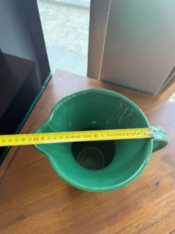Pichet, pot à eau en faïence émaillée verte – HB Quimper, période art déco