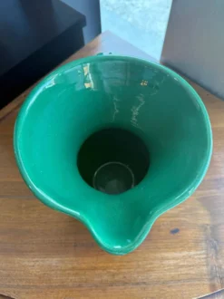 Pichet, pot à eau en faïence émaillée verte – HB Quimper, période art déco