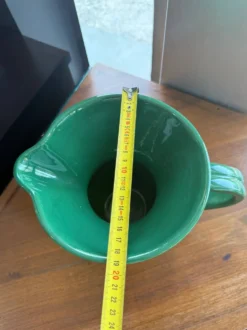 Pichet, pot à eau en faïence émaillée verte – HB Quimper, période art déco