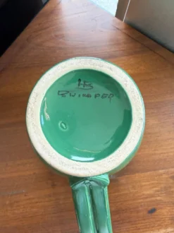 Pichet, pot à eau en faïence émaillée verte – HB Quimper, période art déco