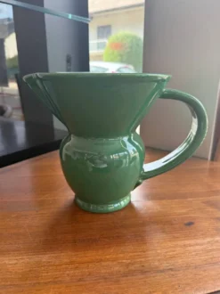 Pichet, pot à eau en faïence émaillée verte – HB Quimper, période art déco