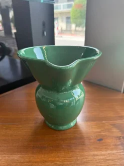 Pichet, pot à eau en faïence émaillée verte – HB Quimper, période art déco