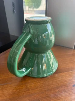 Pichet, pot à eau en faïence émaillée verte – HB Quimper, période art déco