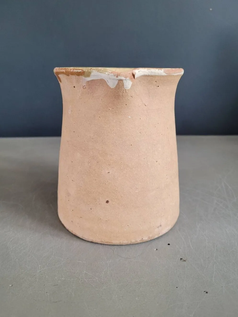 Pichet pot à lait ancien en terre cuite vernissée