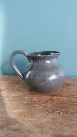 Pichet pot à lait en céramique artisanale signé Pierre Tézière, Beceleuf