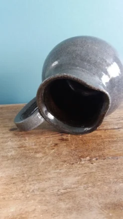 Pichet pot à lait en céramique artisanale signé Pierre Tézière, Beceleuf