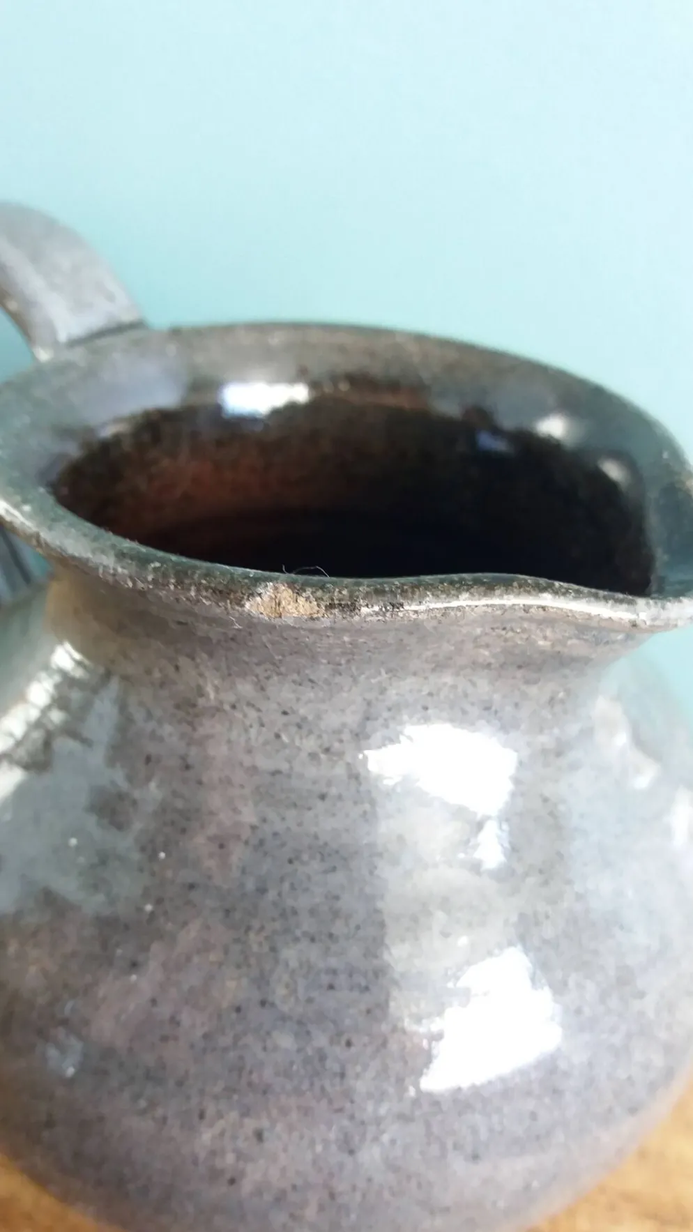 Pichet pot à lait en céramique artisanale signé Pierre Tézière, Beceleuf