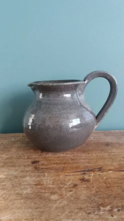 Pichet pot à lait en céramique artisanale signé Pierre Tézière, Beceleuf