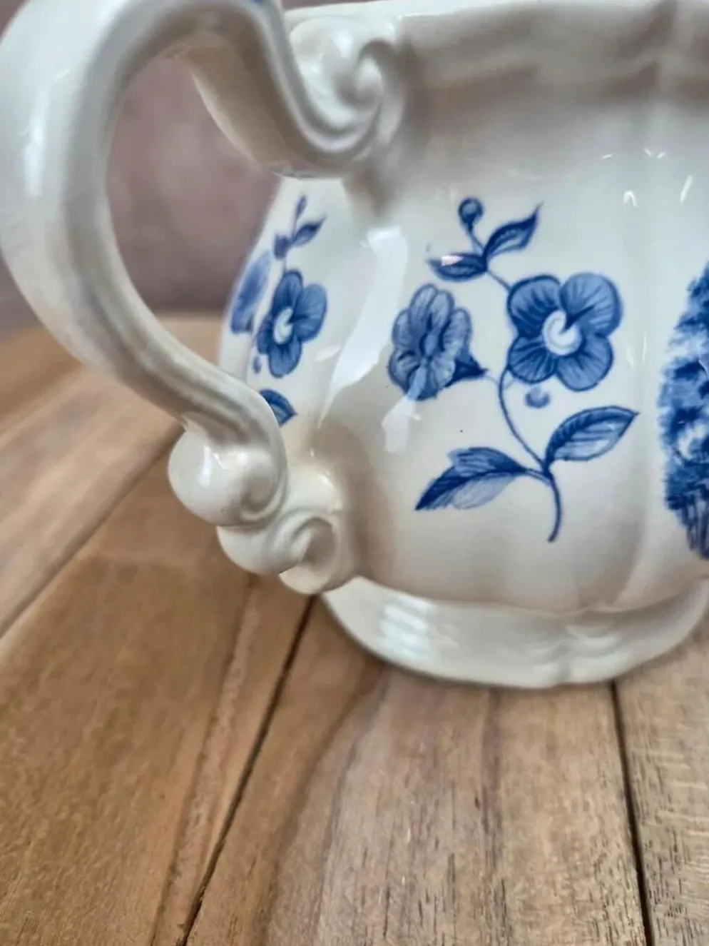 Pichet / pot à lait Sarreguemines Romantique bleu – décor champêtre – faïence vintage