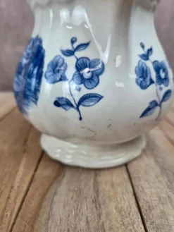Pichet / pot à lait Sarreguemines Romantique bleu – décor champêtre – faïence vintage