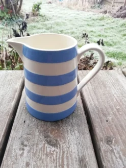 Pichet rayé bleu et blanc