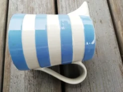 Pichet rayé bleu et blanc