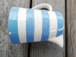 Pichet rayé bleu et blanc