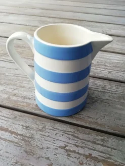 Pichet rayé bleu et blanc