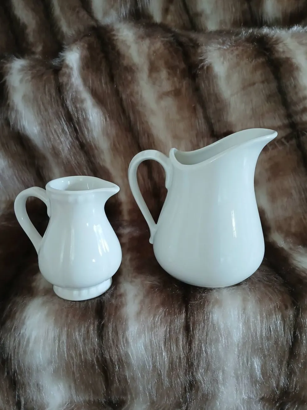 2 pichets anciens en faïence blanche
