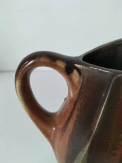 Pichet sculptural céramique belge flammée brun chocolat vintage