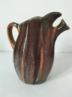 Pichet sculptural céramique belge flammée brun chocolat vintage