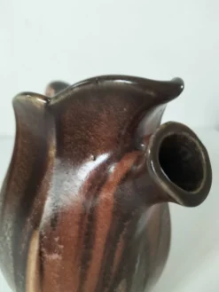 Pichet sculptural céramique belge flammée brun chocolat vintage