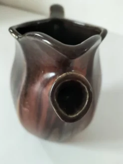 Pichet sculptural céramique belge flammée brun chocolat vintage