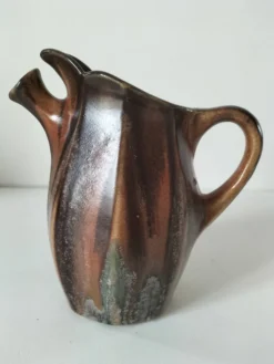 Pichet sculptural céramique belge flammée brun chocolat vintage